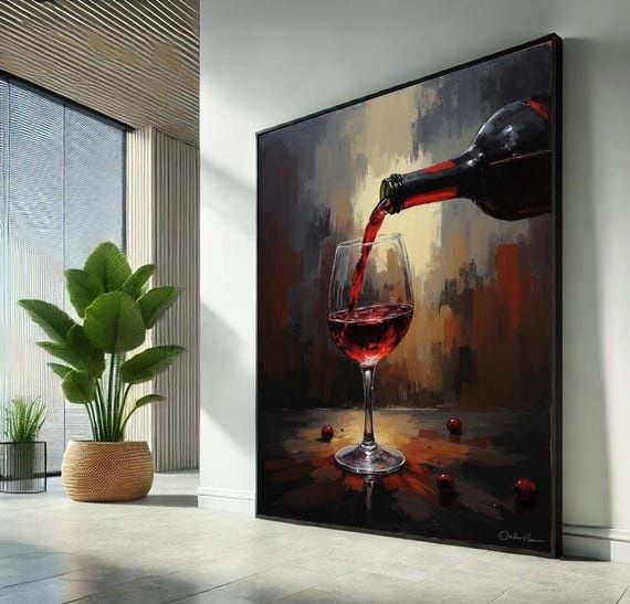 Rotwein wird aus einer Flasche in ein Weinglas gegossen